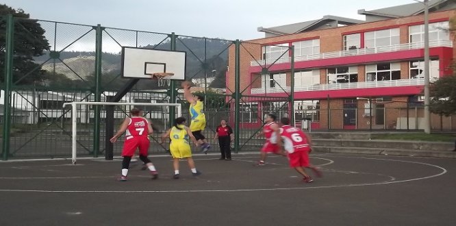 Foto de jóvenes jugado baloncesto